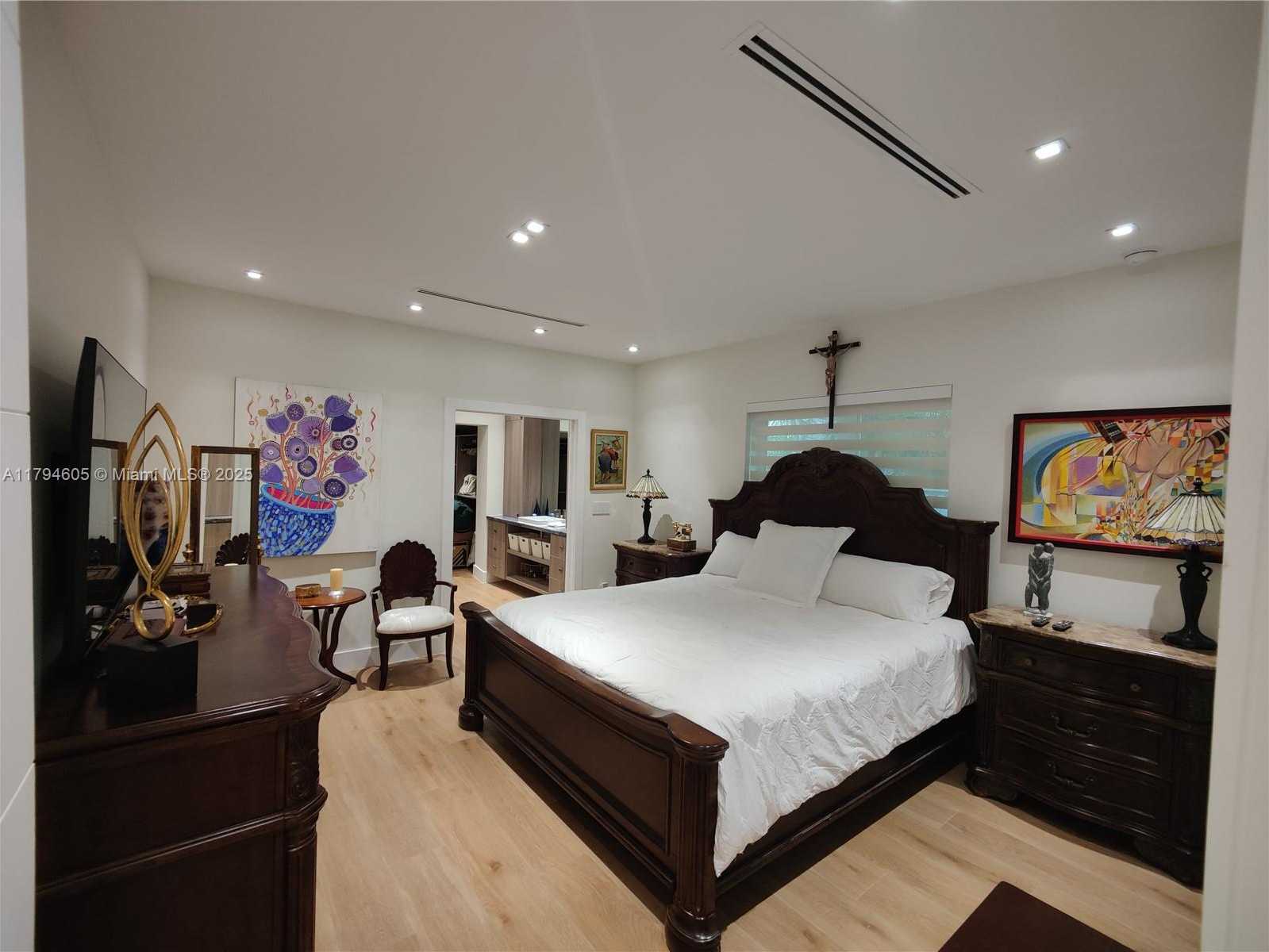 Small Image of 1823 SOUTH BAYSHORE LN, Miami Number 38