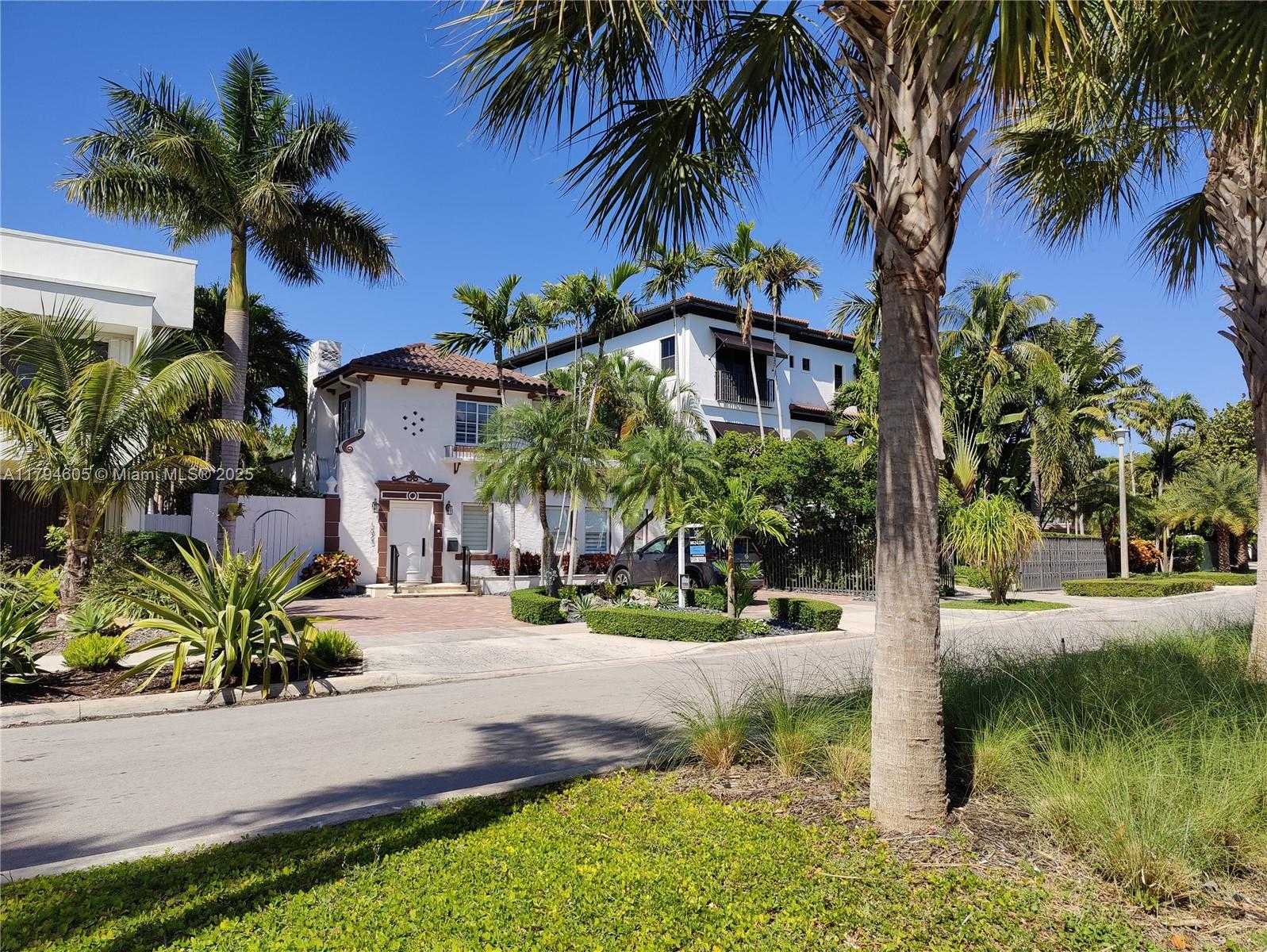 Small Image of 1823 SOUTH BAYSHORE LN, Miami Number 4