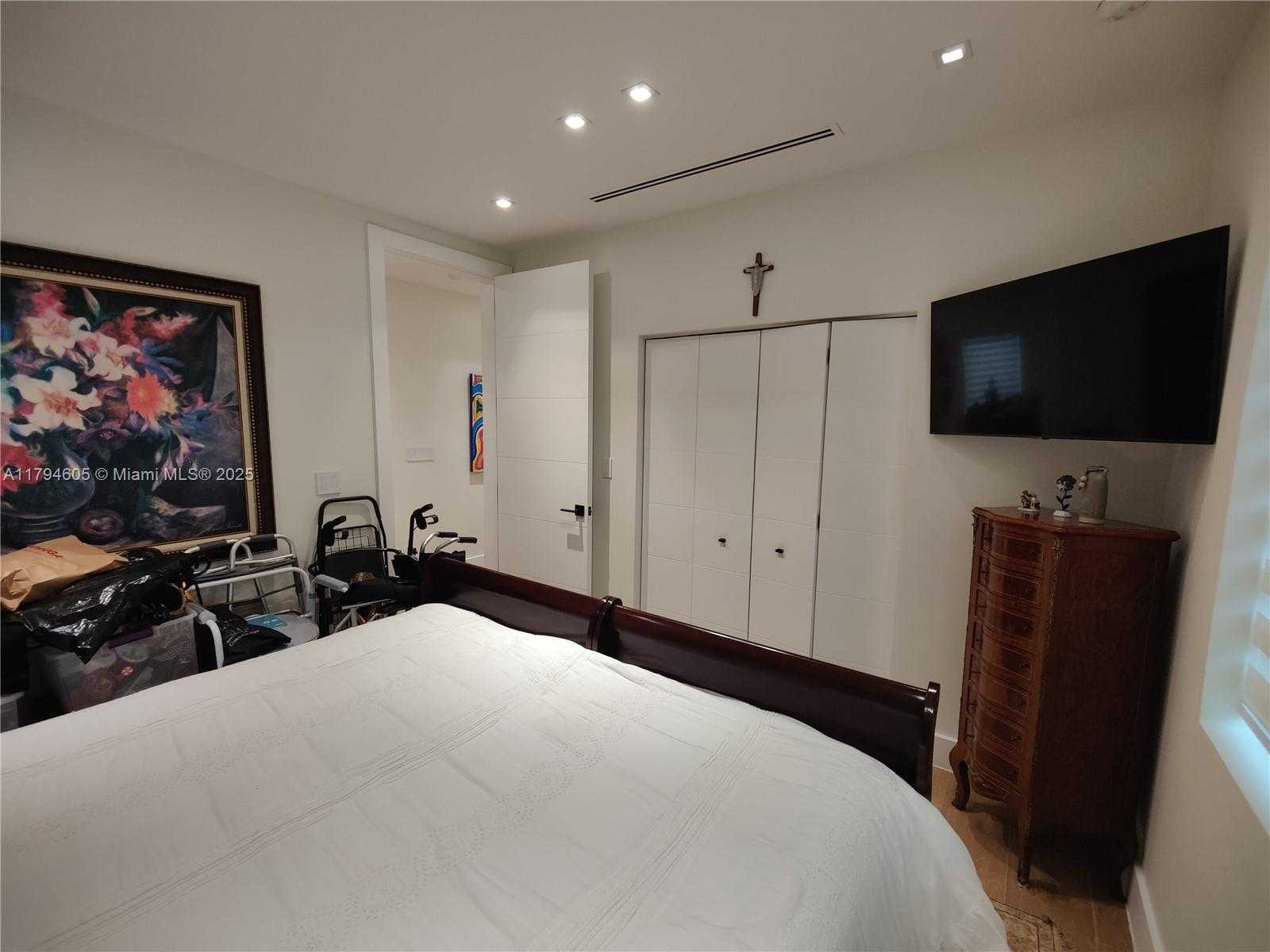 Small Image of 1823 SOUTH BAYSHORE LN, Miami Number 43