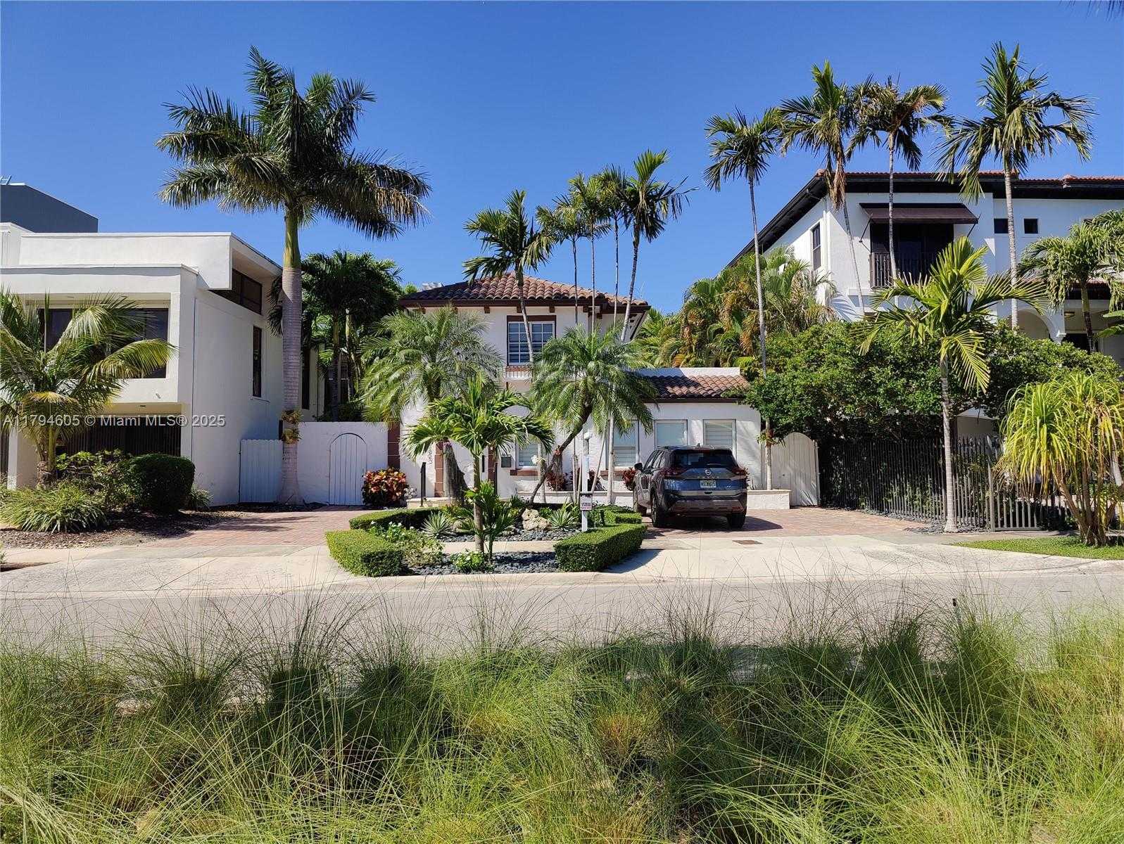 Small Image of 1823 SOUTH BAYSHORE LN, Miami Number 5