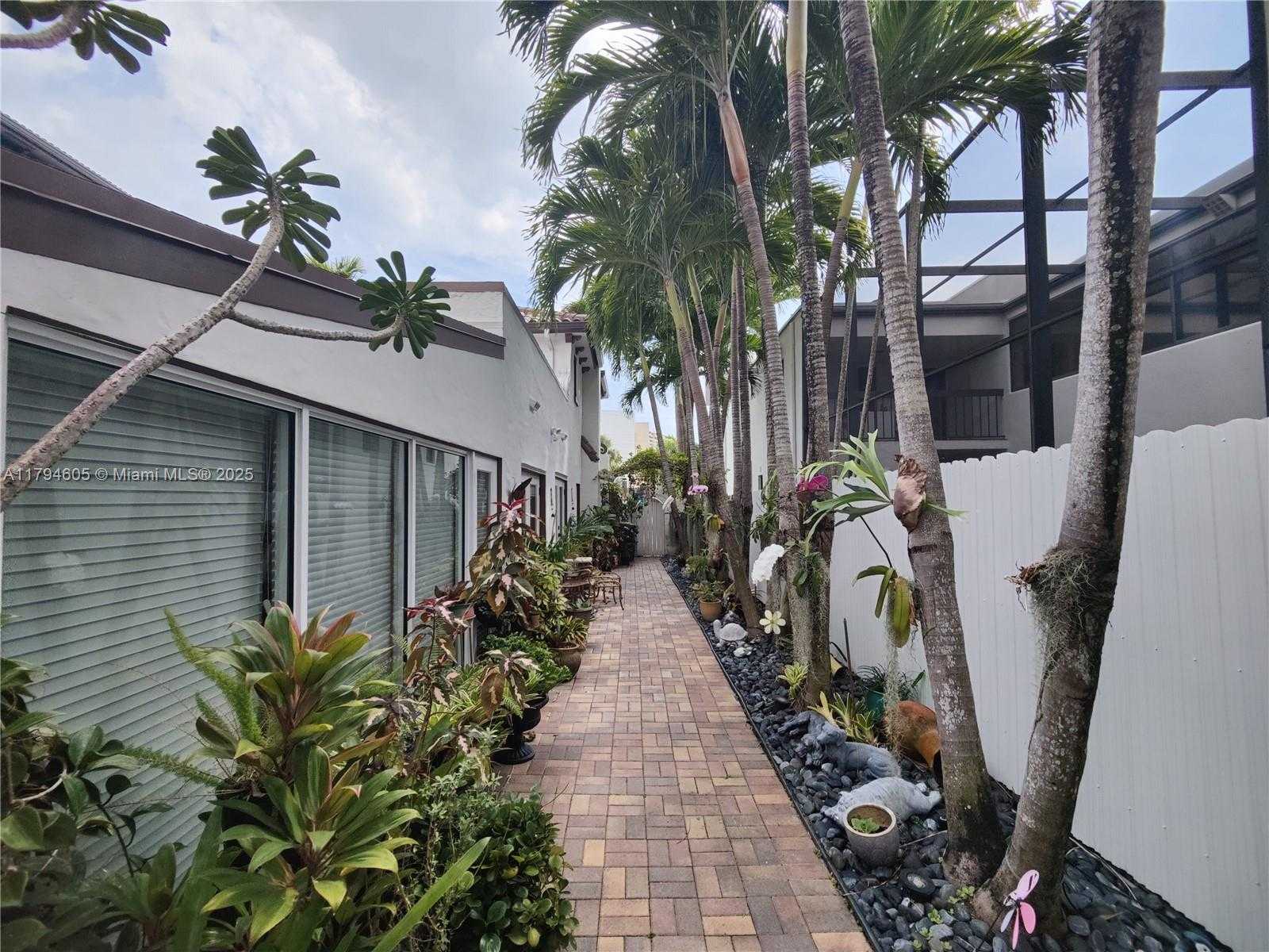 Small Image of 1823 SOUTH BAYSHORE LN, Miami Number 54