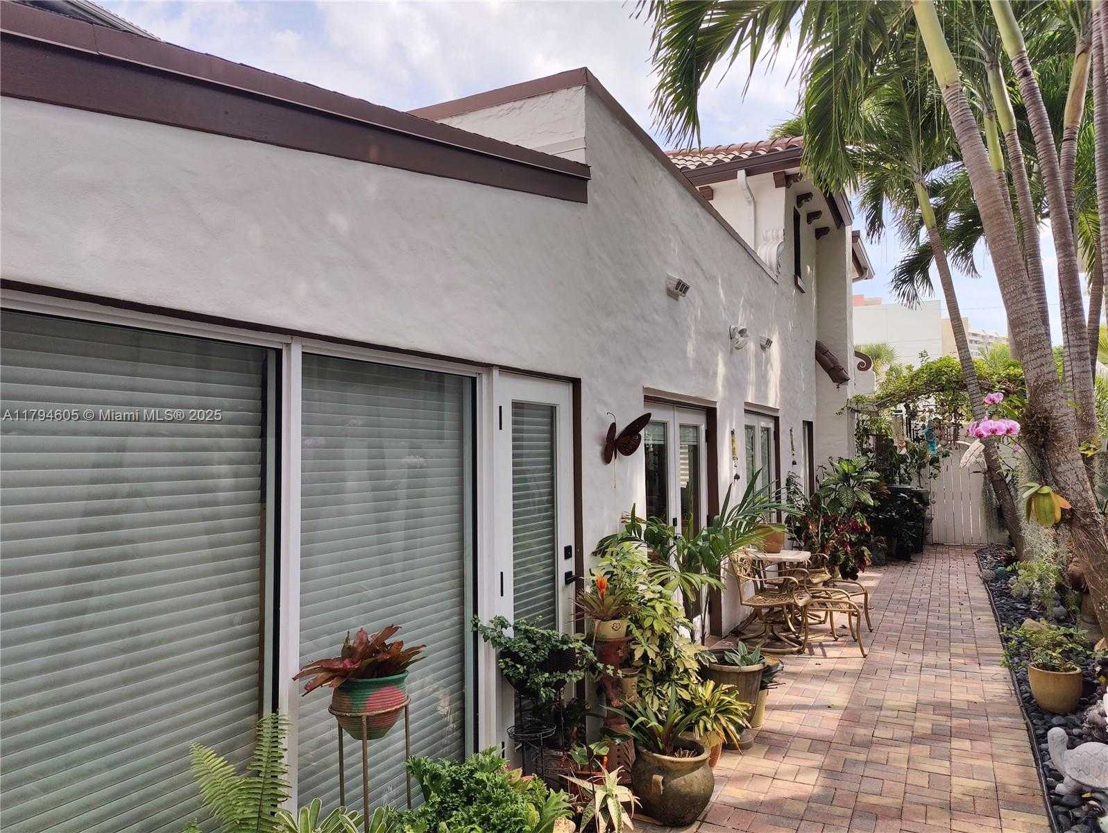 Small Image of 1823 SOUTH BAYSHORE LN, Miami Number 55