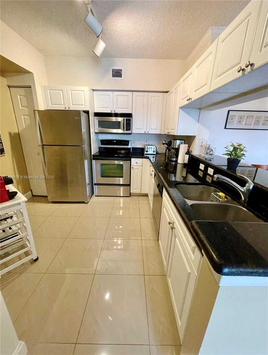 Small Image of 17150 NORTH BAY RD #2511, Sunny Isles Beach Number 5