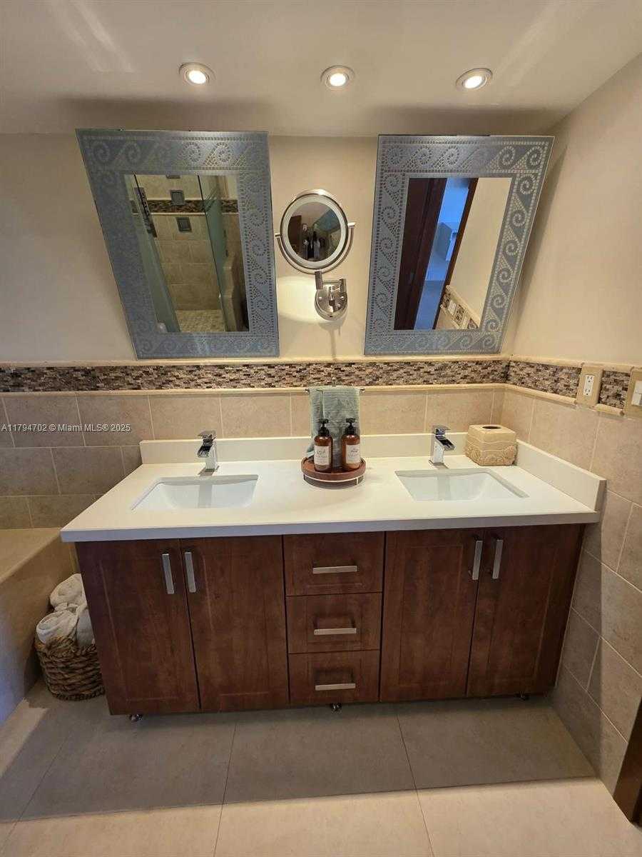 Small Image of 9225 COLLINS AVE #1409, Surfside Number 25