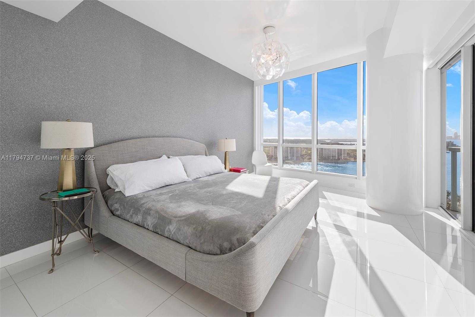 Small Image of 100 SOUTH POINTE DR #2101, Miami Beach Number 21
