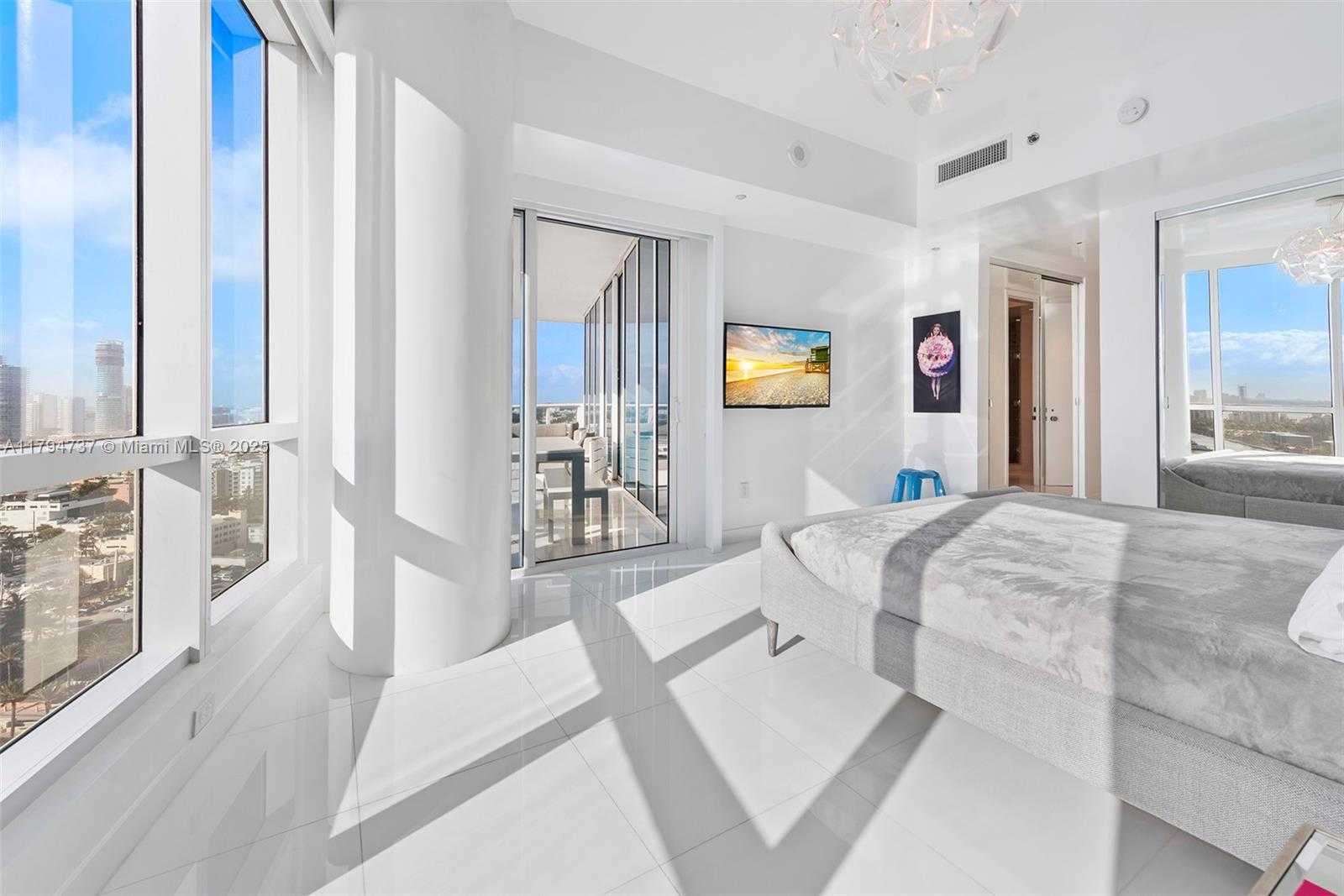 Small Image of 100 SOUTH POINTE DR #2101, Miami Beach Number 23