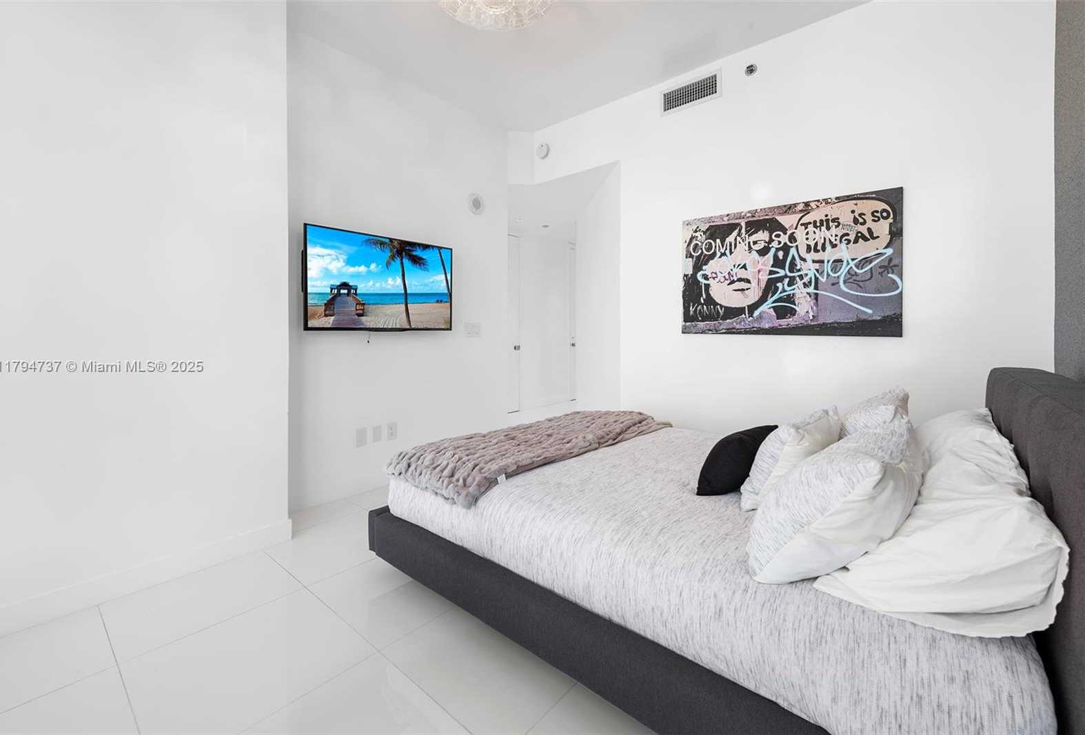 Small Image of 100 SOUTH POINTE DR #2101, Miami Beach Number 30