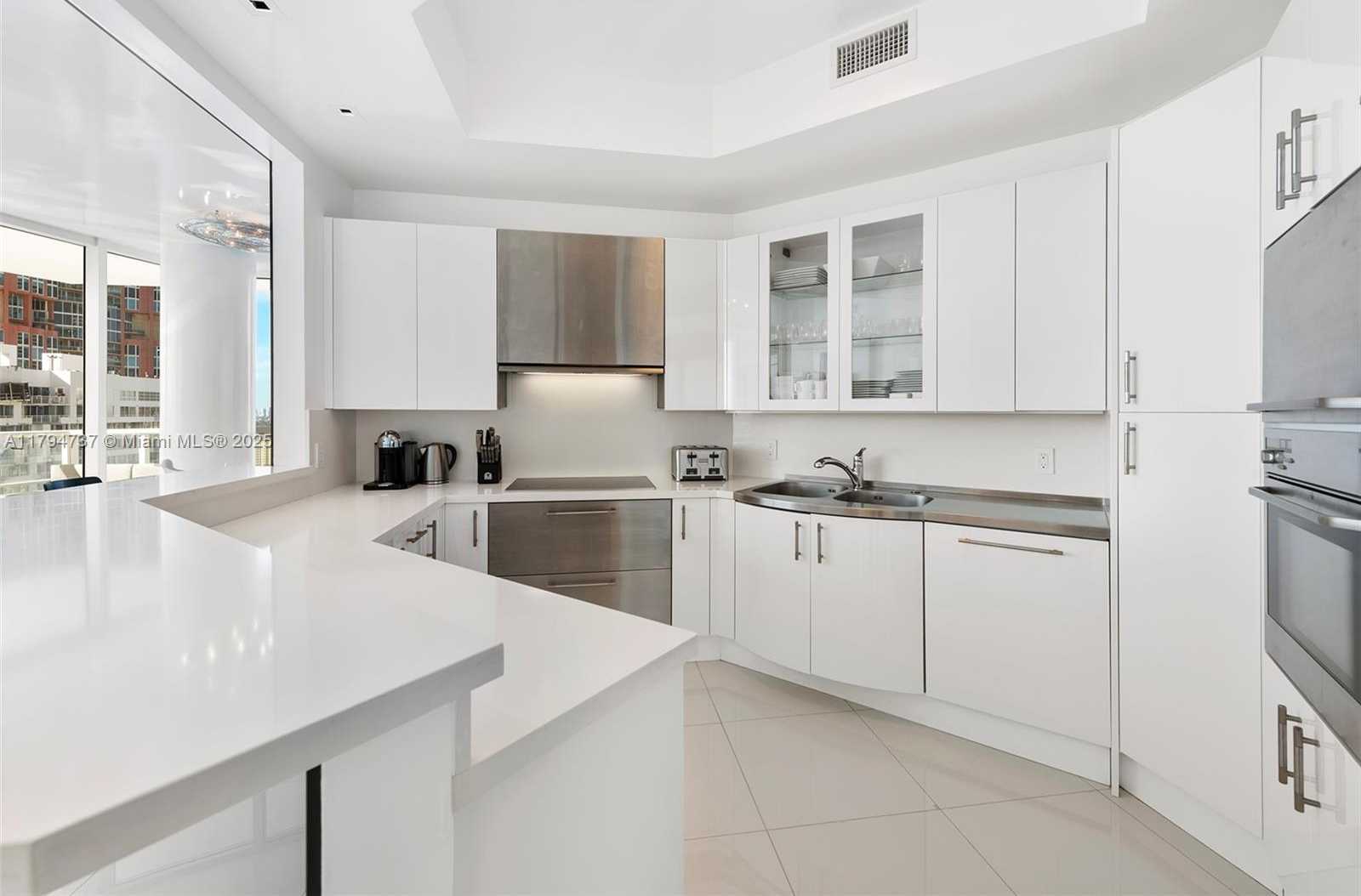 Small Image of 100 SOUTH POINTE DR #2101, Miami Beach Number 31