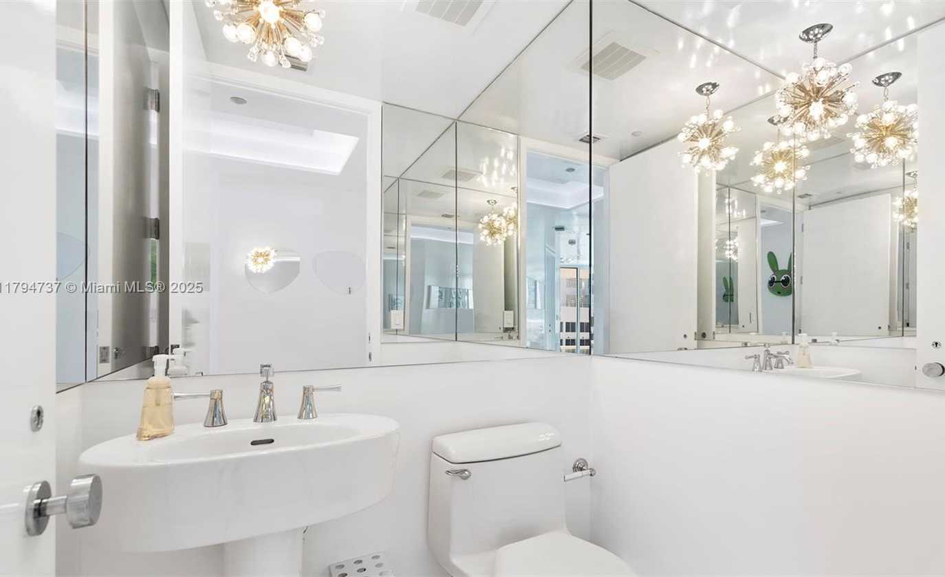 Small Image of 100 SOUTH POINTE DR #2101, Miami Beach Number 37