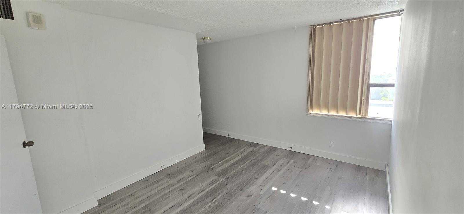Small Image of 1800 COLLINS AVE #8A, Miami Beach Number 13