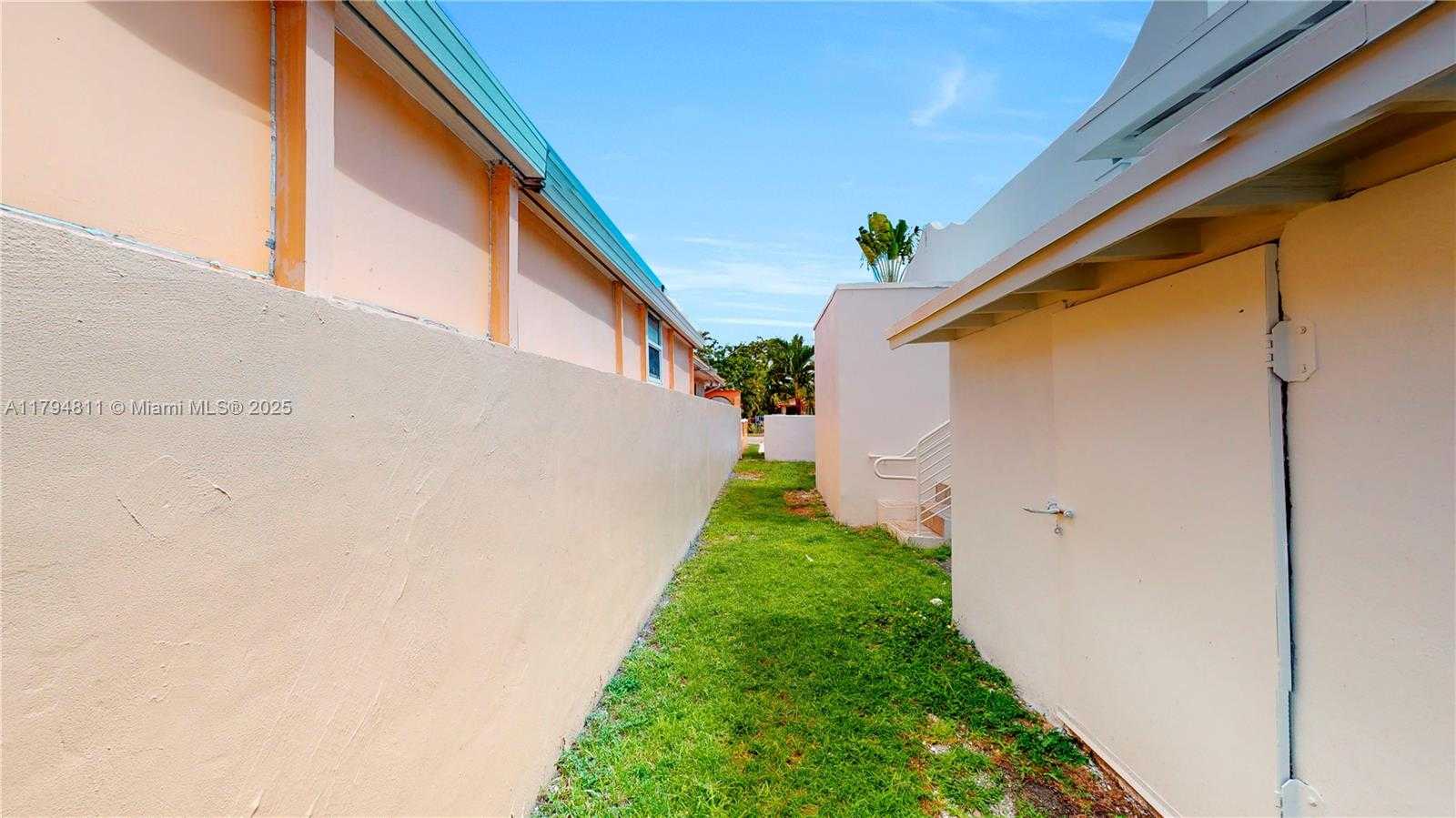 Small Image of 2915 SOUTH WEST 24 ST #2915, Miami Number 25
