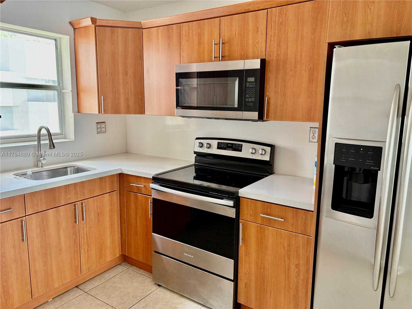 Small Image of 600 NORTH EAST 25TH ST #PHF, Miami Number 4