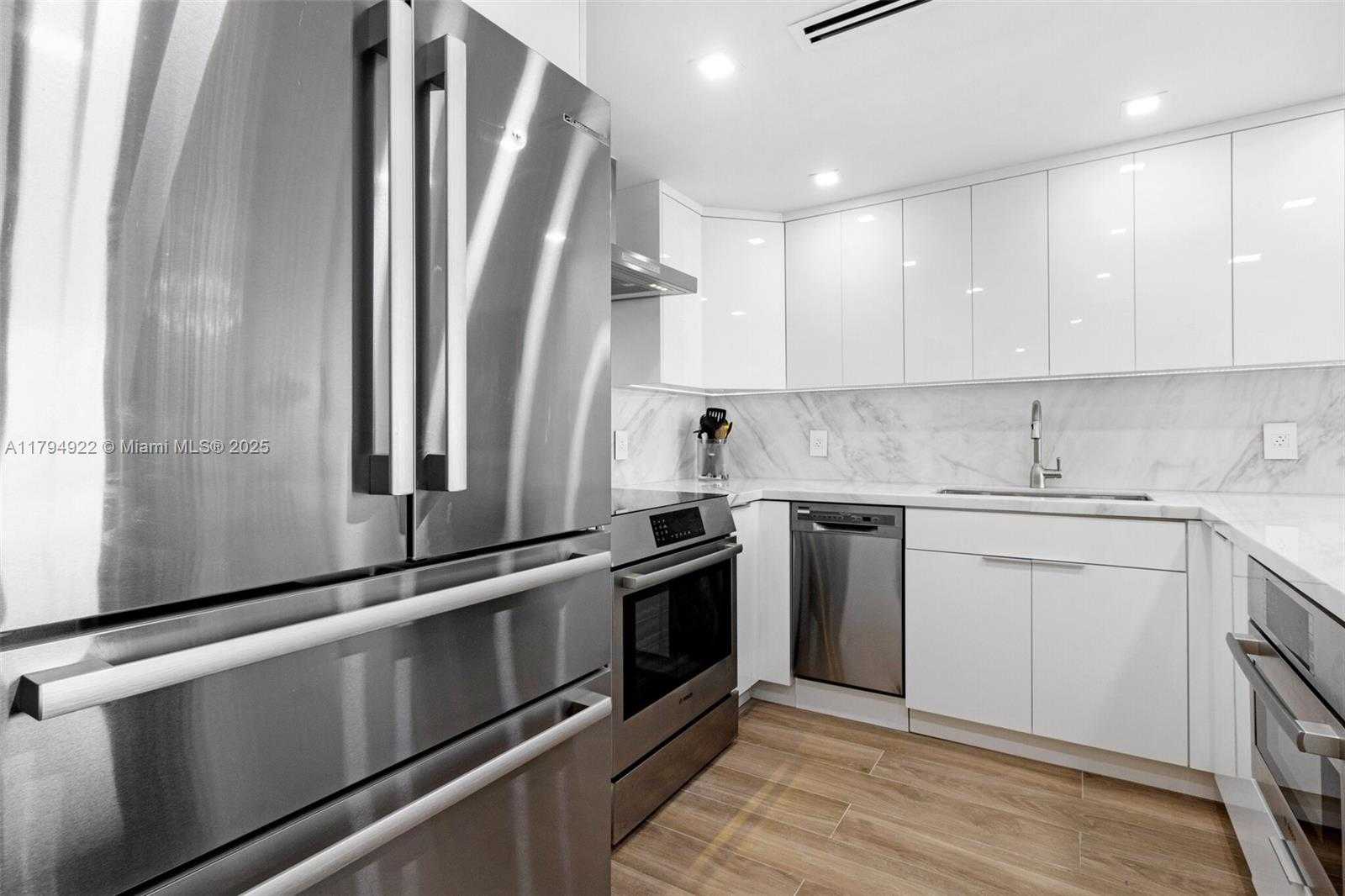 Small Image of 5701 COLLINS AVE #1707, Miami Beach Number 12