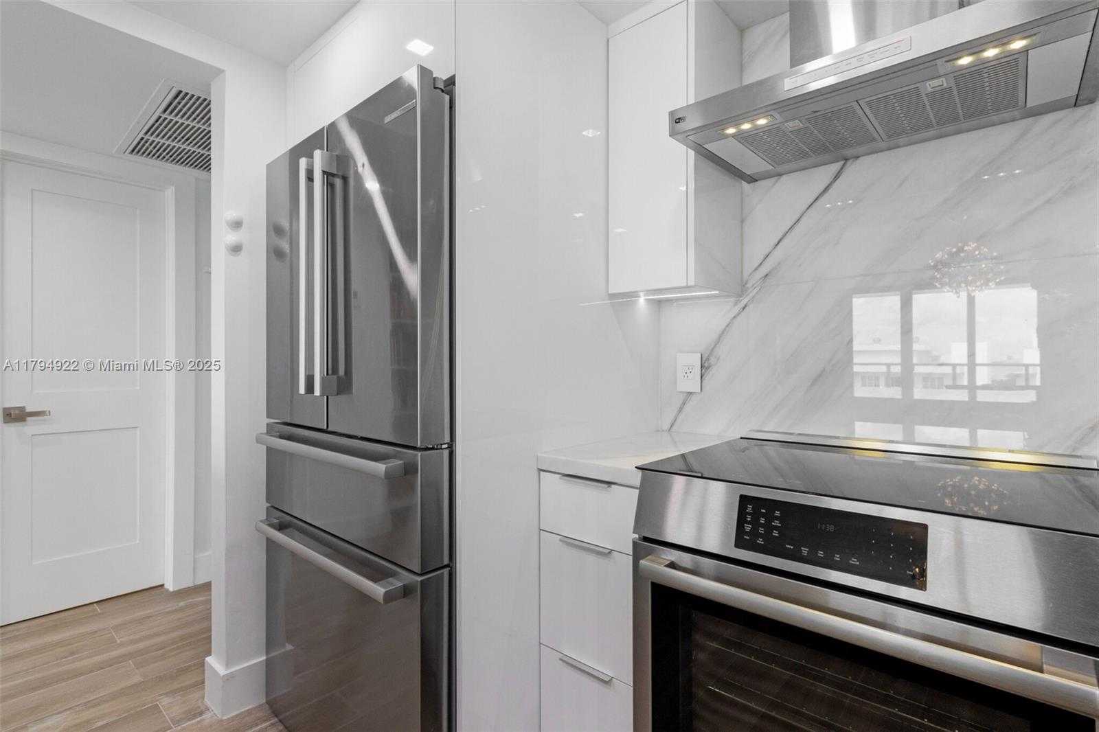 Small Image of 5701 COLLINS AVE #1707, Miami Beach Number 13