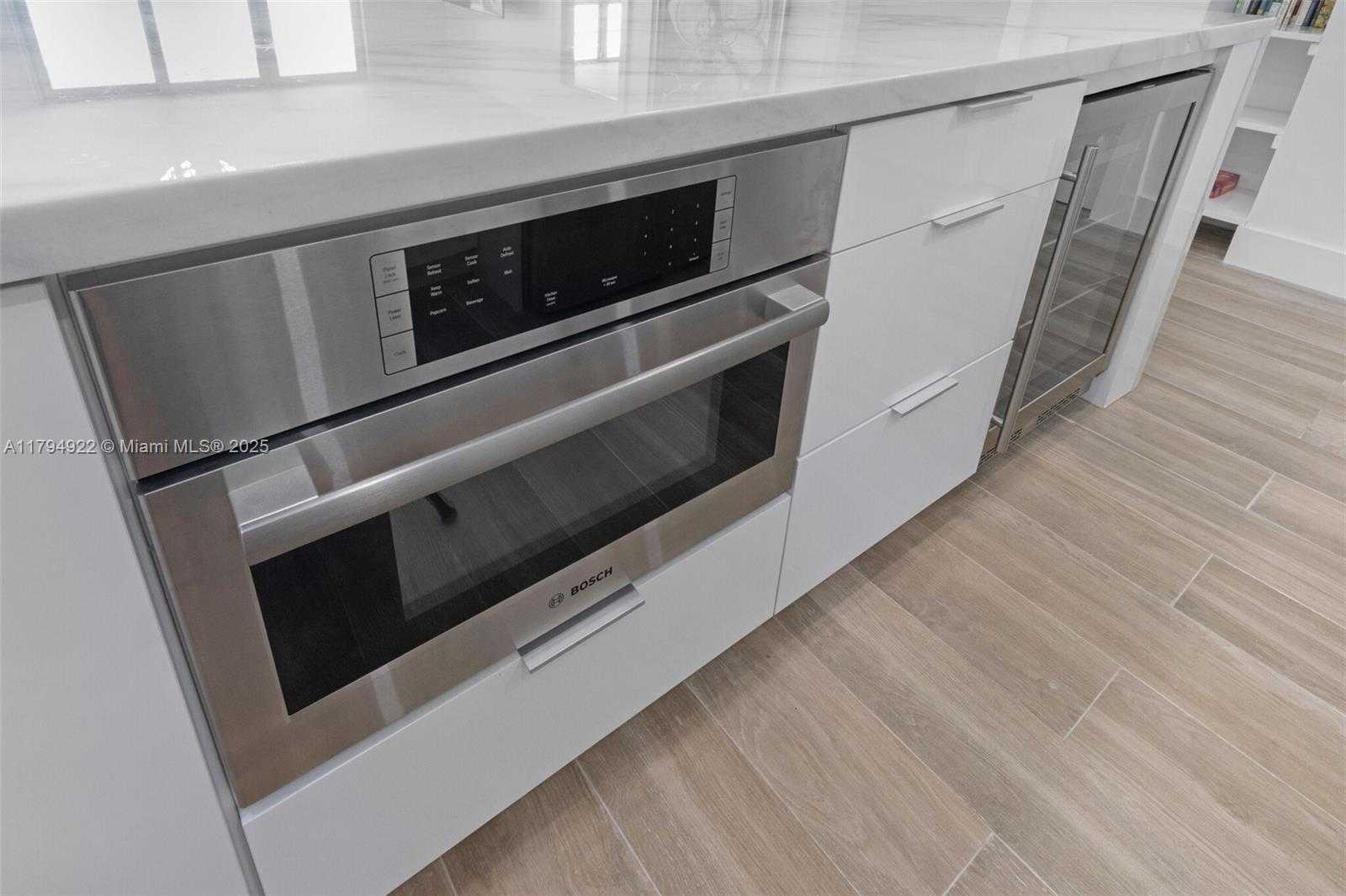 Small Image of 5701 COLLINS AVE #1707, Miami Beach Number 15