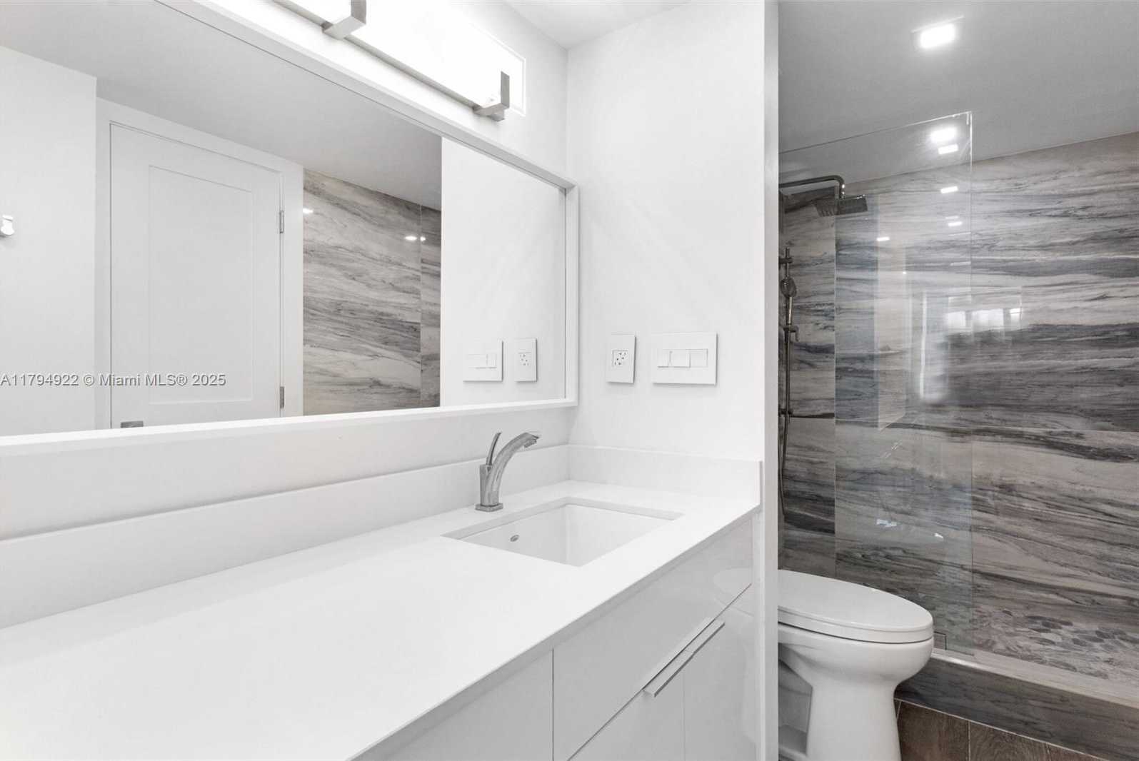 Small Image of 5701 COLLINS AVE #1707, Miami Beach Number 23