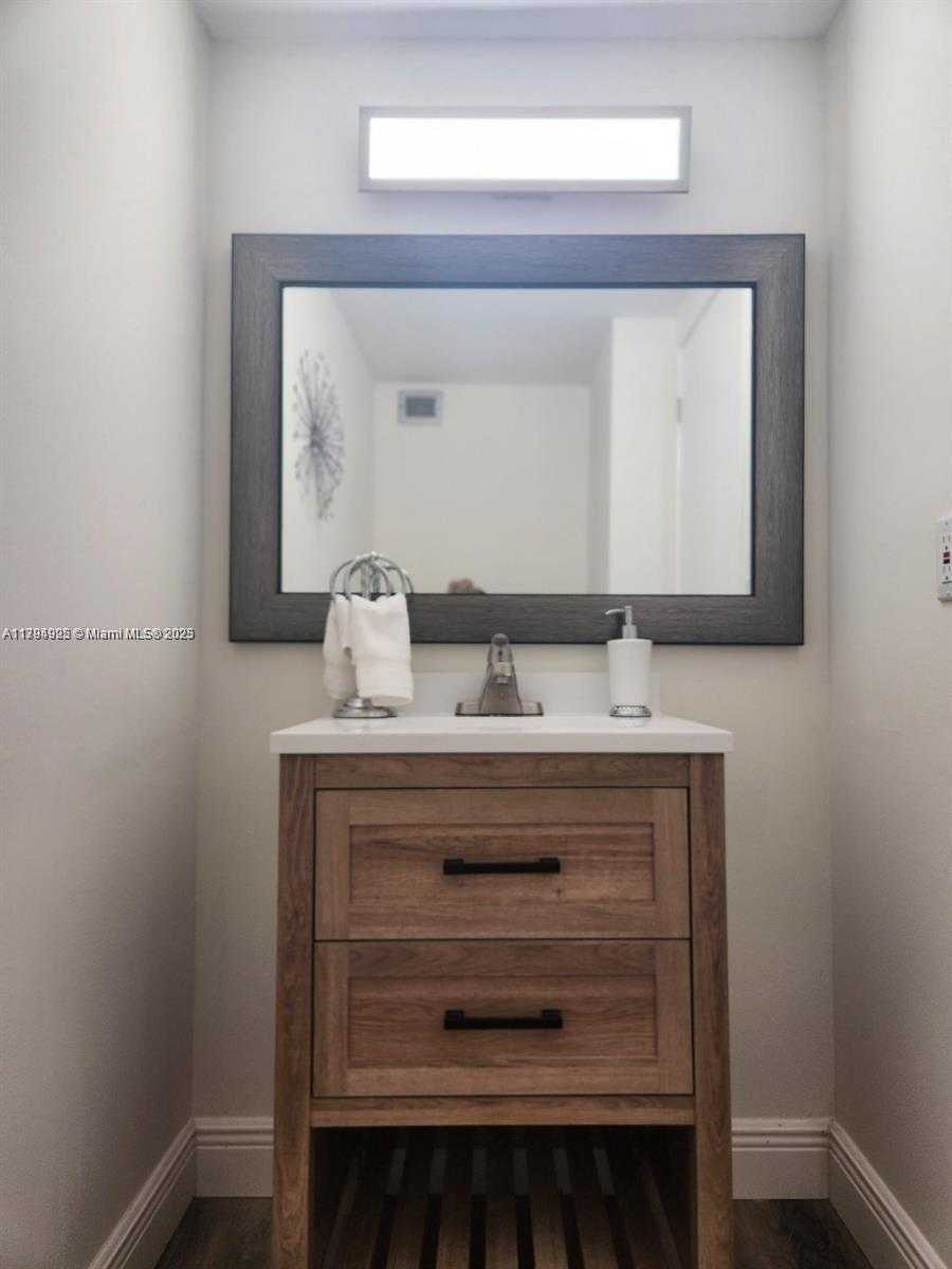 Small Image of 2500 PARKVIEW DR #2208, Hallandale Beach Number 7