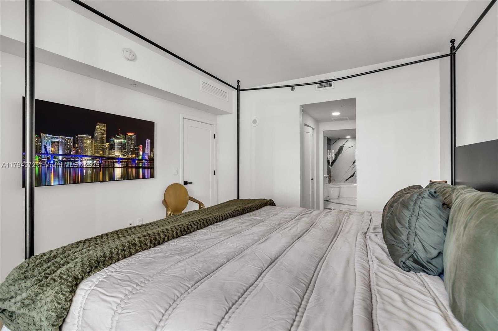 Small Image of 951 BRICKELL AVE #2706, Miami Number 17