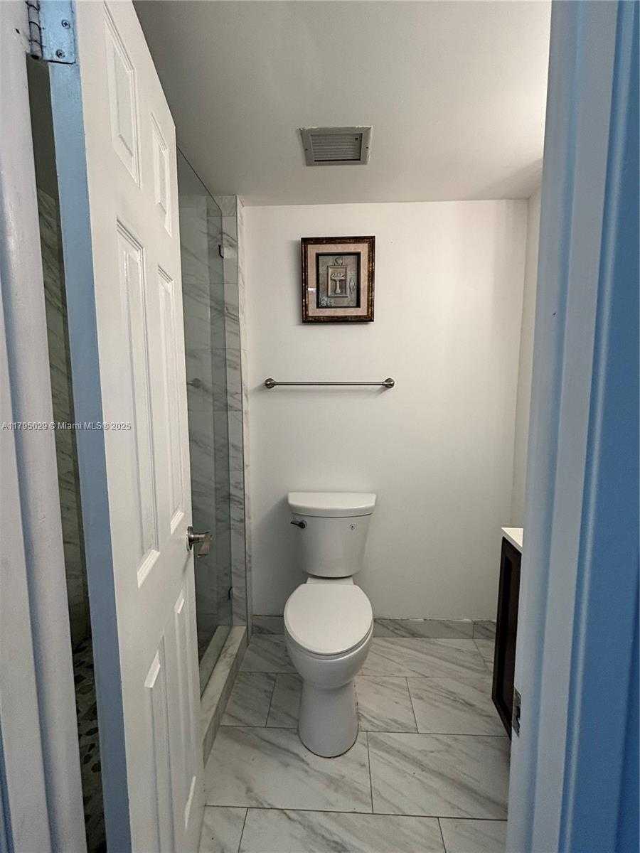 Small Image of 4200 HILLCREST DR #201, Hollywood Number 11