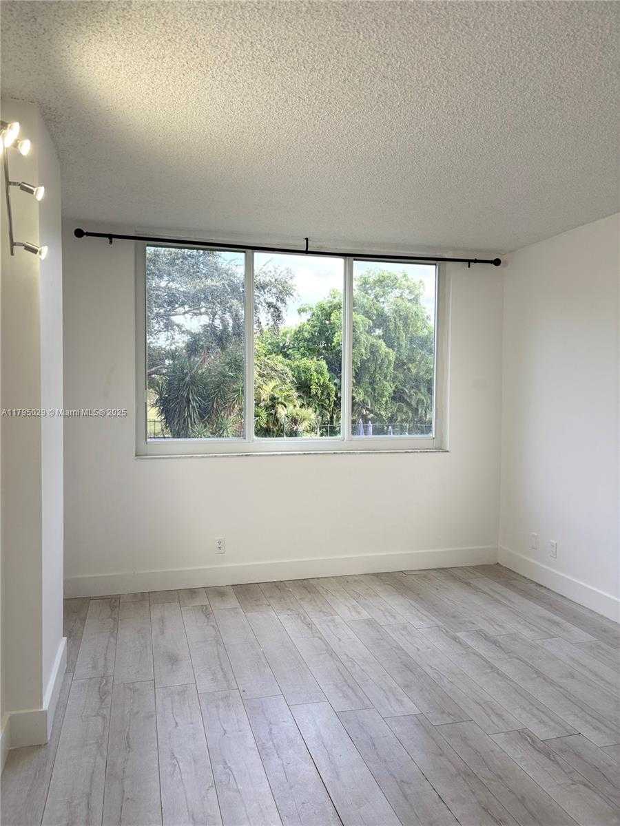 Small Image of 4200 HILLCREST DR #201, Hollywood Number 13