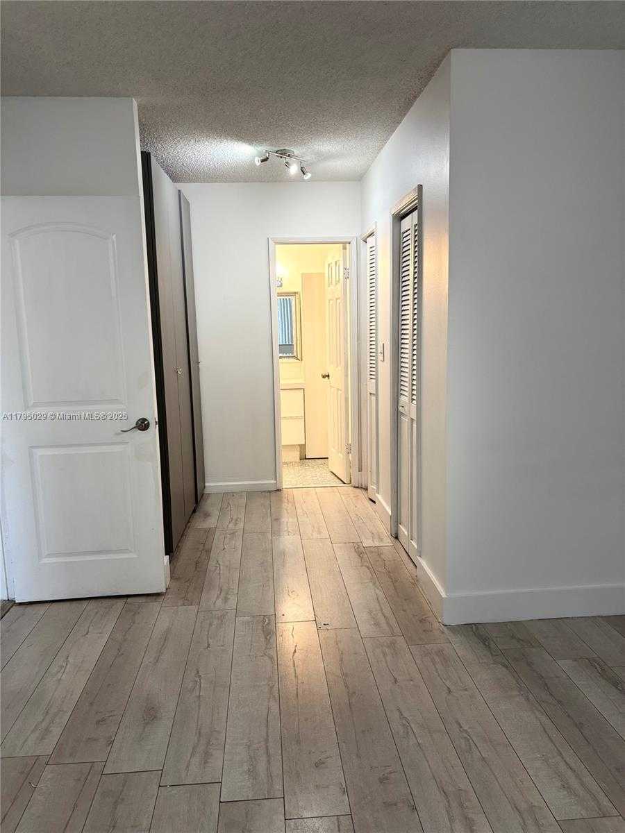 Small Image of 4200 HILLCREST DR #201, Hollywood Number 16