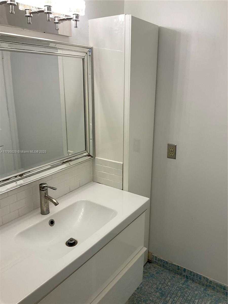 Small Image of 4200 HILLCREST DR #201, Hollywood Number 17
