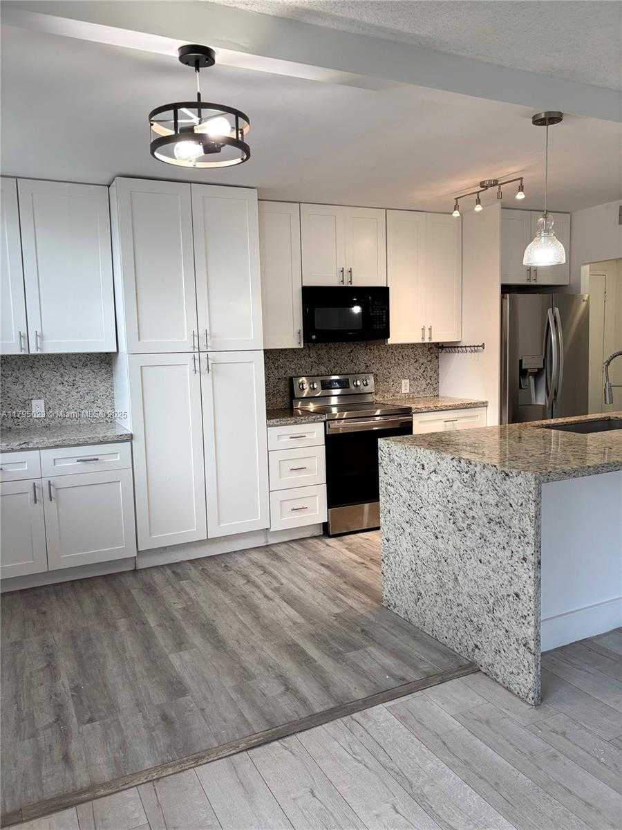 Small Image of 4200 HILLCREST DR #201, Hollywood Number 2