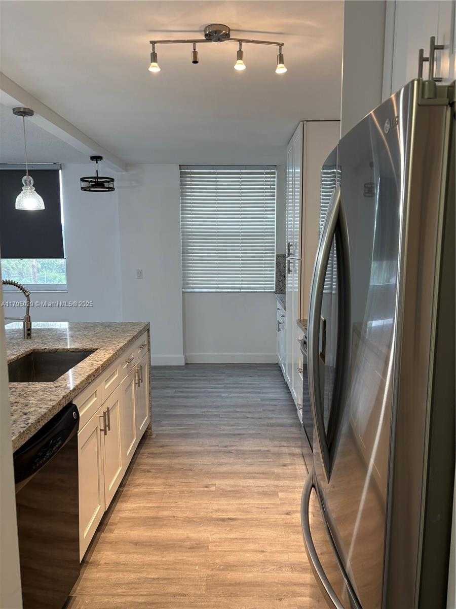 Small Image of 4200 HILLCREST DR #201, Hollywood Number 3