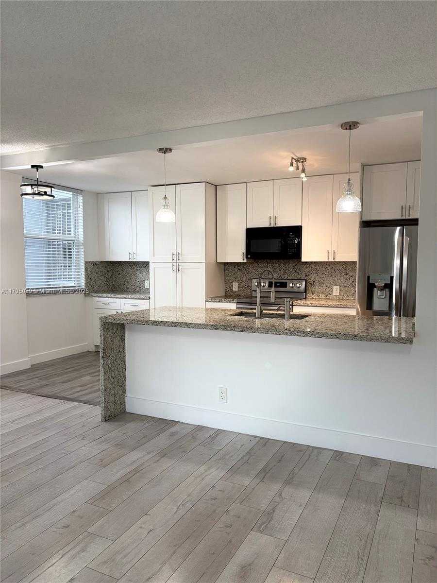 Small Image of 4200 HILLCREST DR #201, Hollywood Number 4