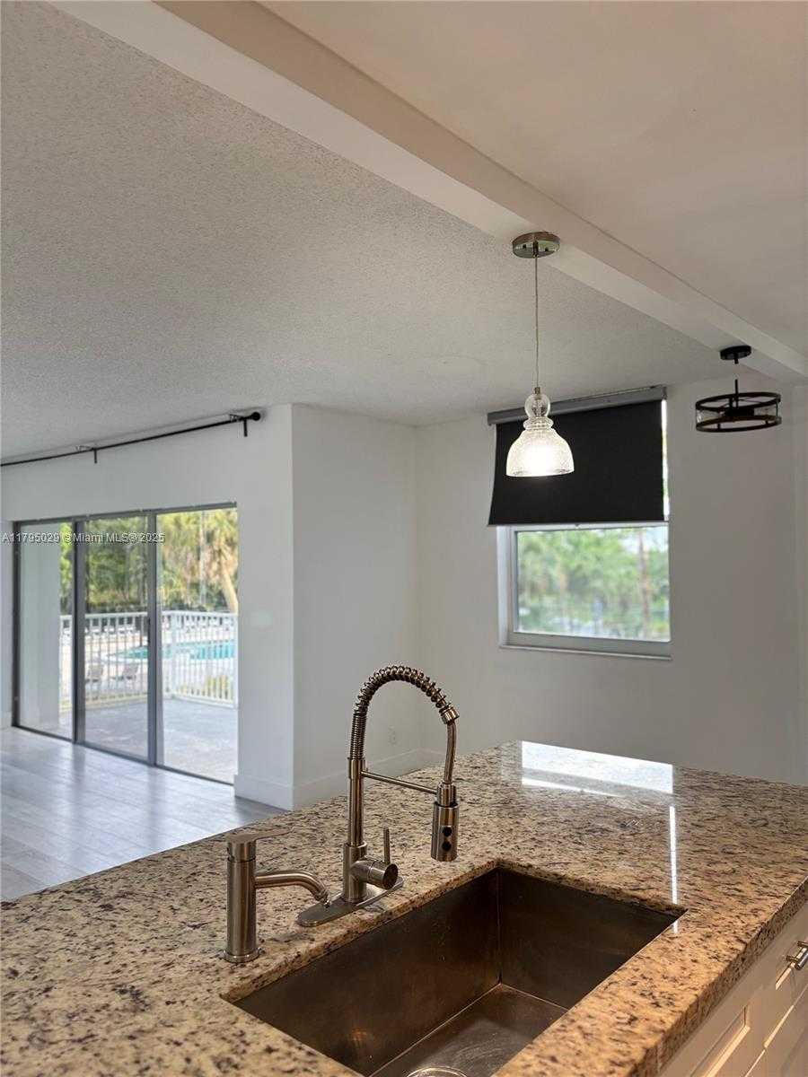 Small Image of 4200 HILLCREST DR #201, Hollywood Number 5