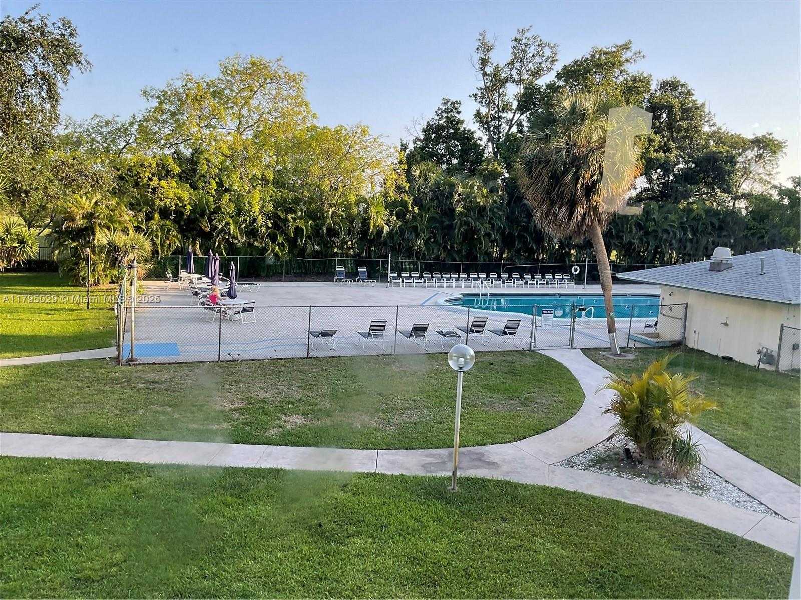 Small Image of 4200 HILLCREST DR #201, Hollywood Number 8