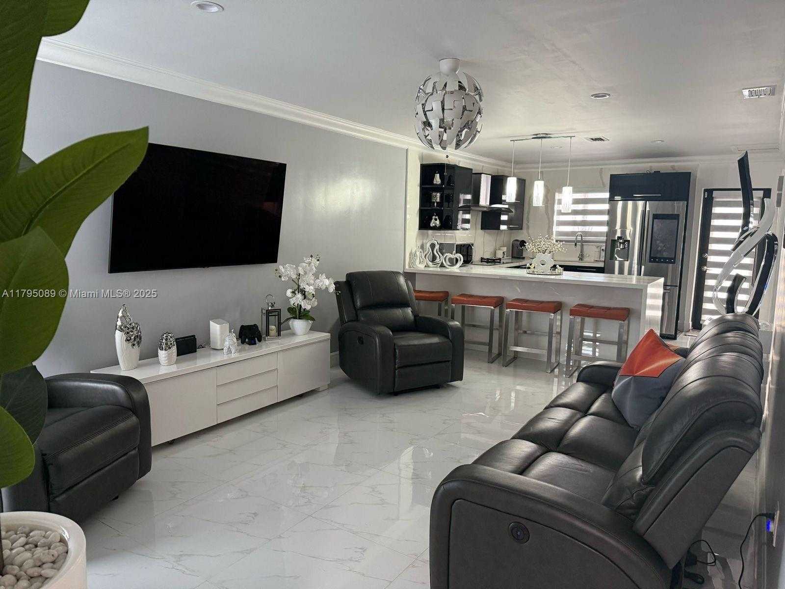 Small Image of 2837 WEST 75TH ST, Hialeah Number 2