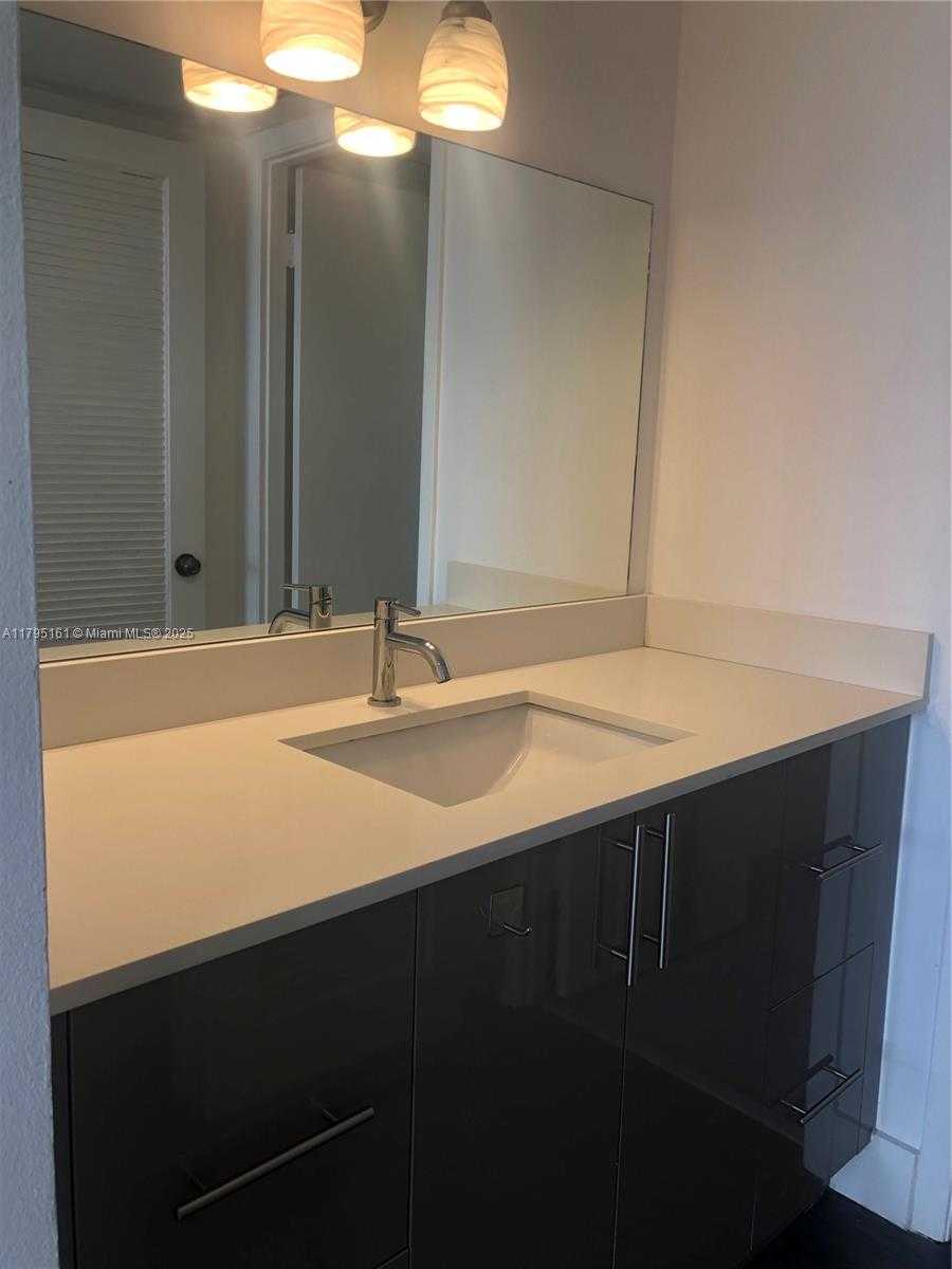 Small Image of 18081 BISCAYNE BLVD #703, Aventura Number 13