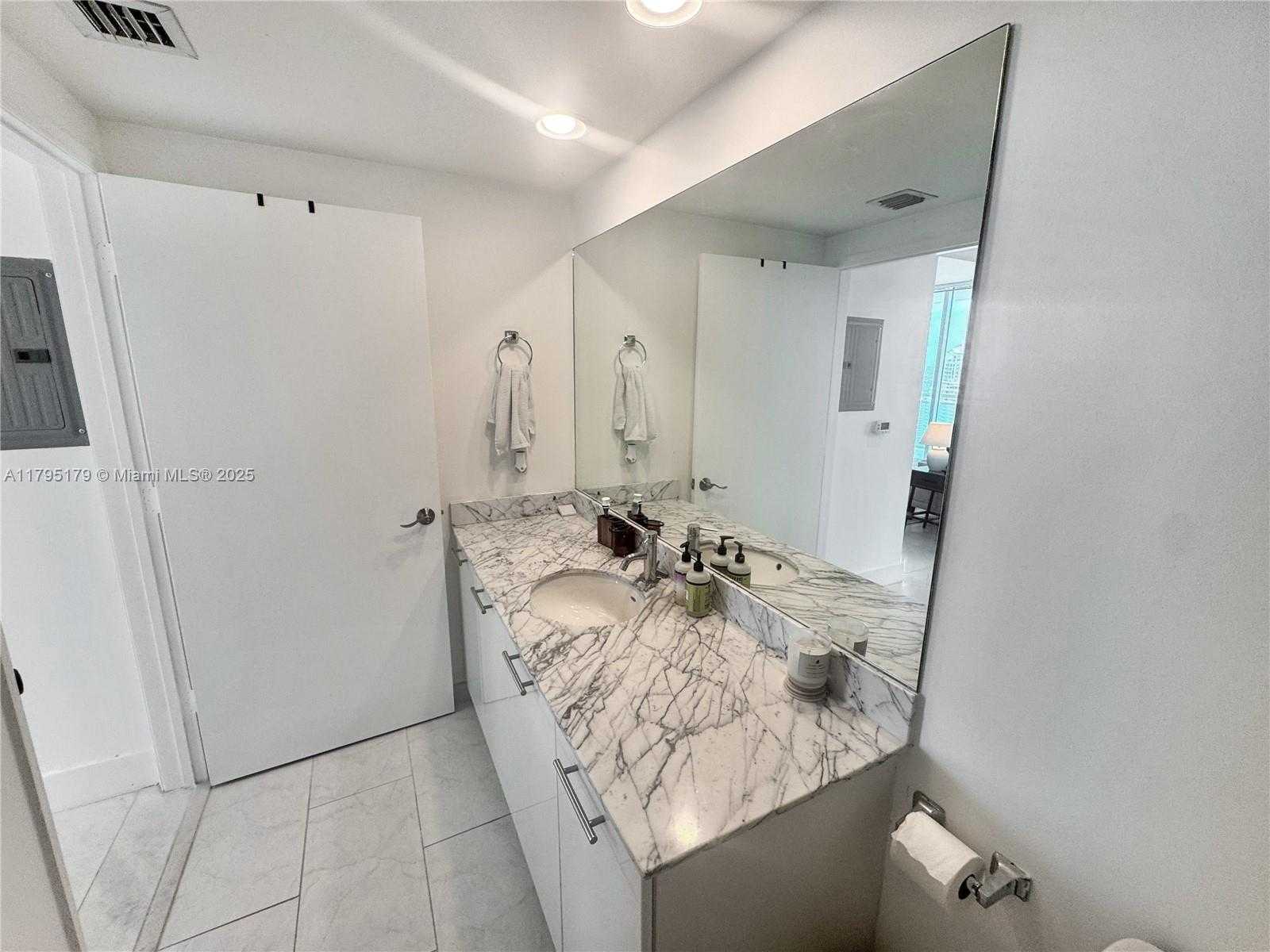 Small Image of 950 BRICKELL BAY DR #3904, Miami Number 21