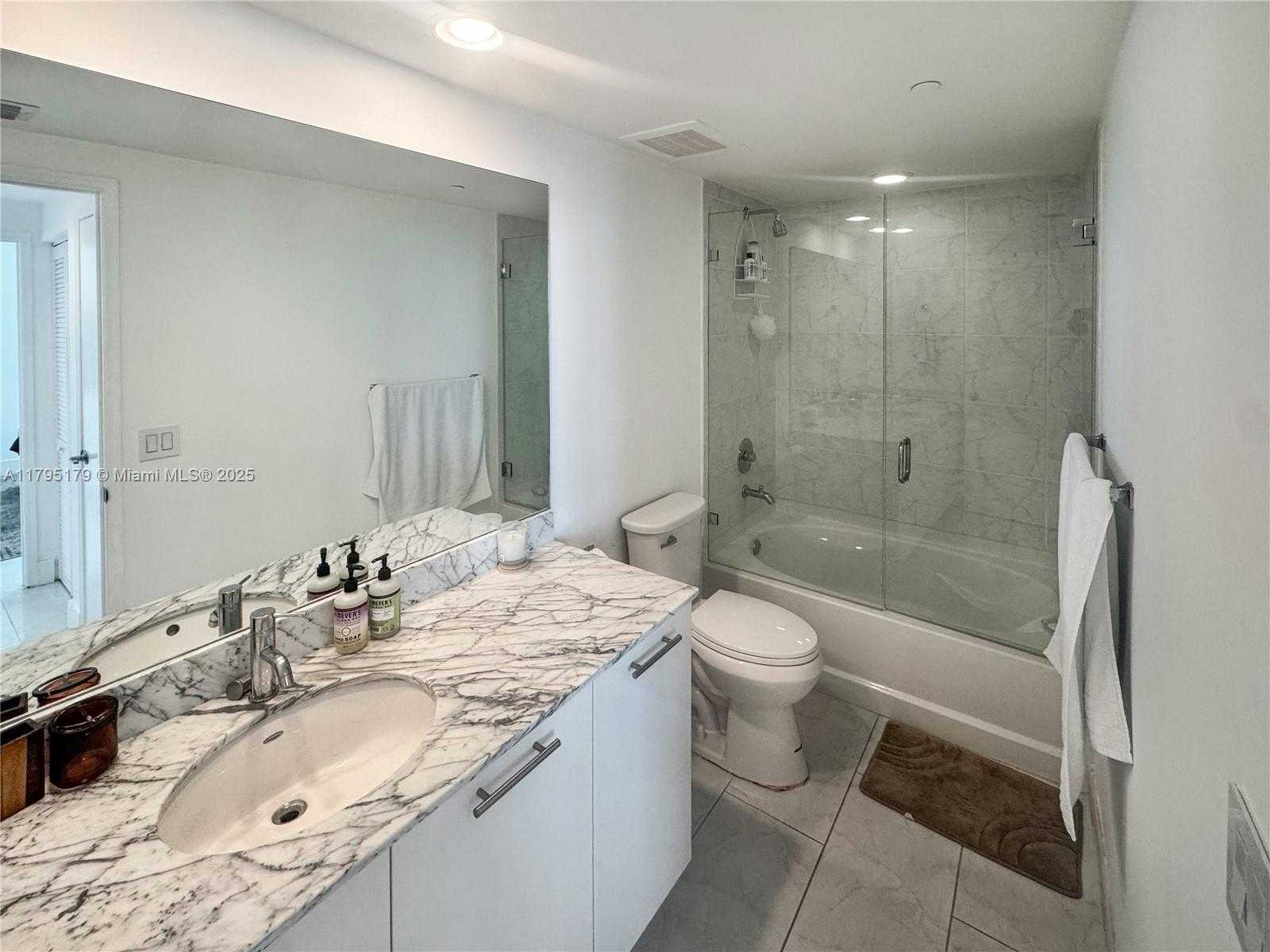 Small Image of 950 BRICKELL BAY DR #3904, Miami Number 22