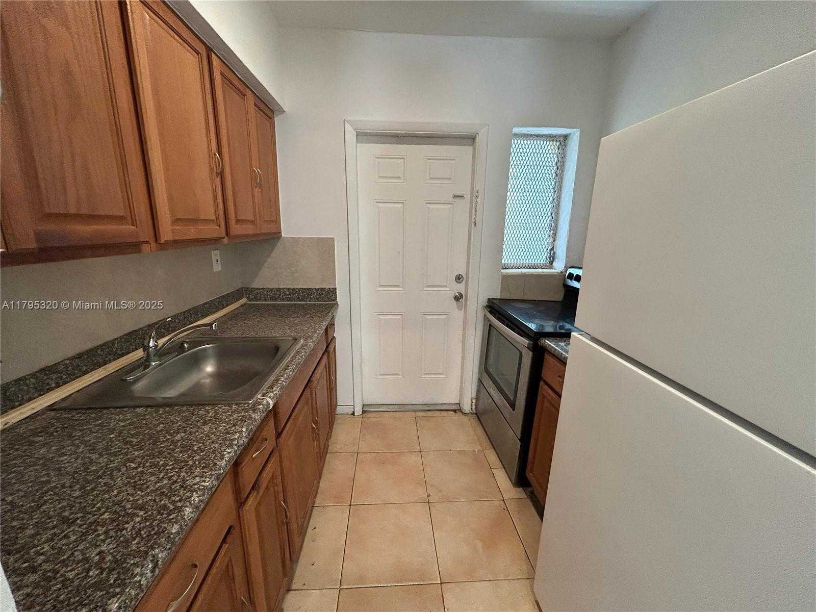 Small Image of 8321 CRESPI BLVD #1, Miami Beach Number 4
