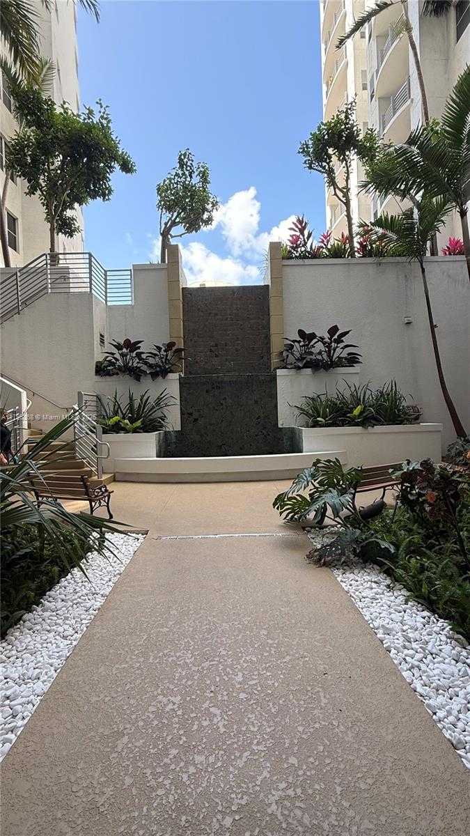 Small Image of 1830 Radius Dr, Hollywood, FL 33020, USA Number 30