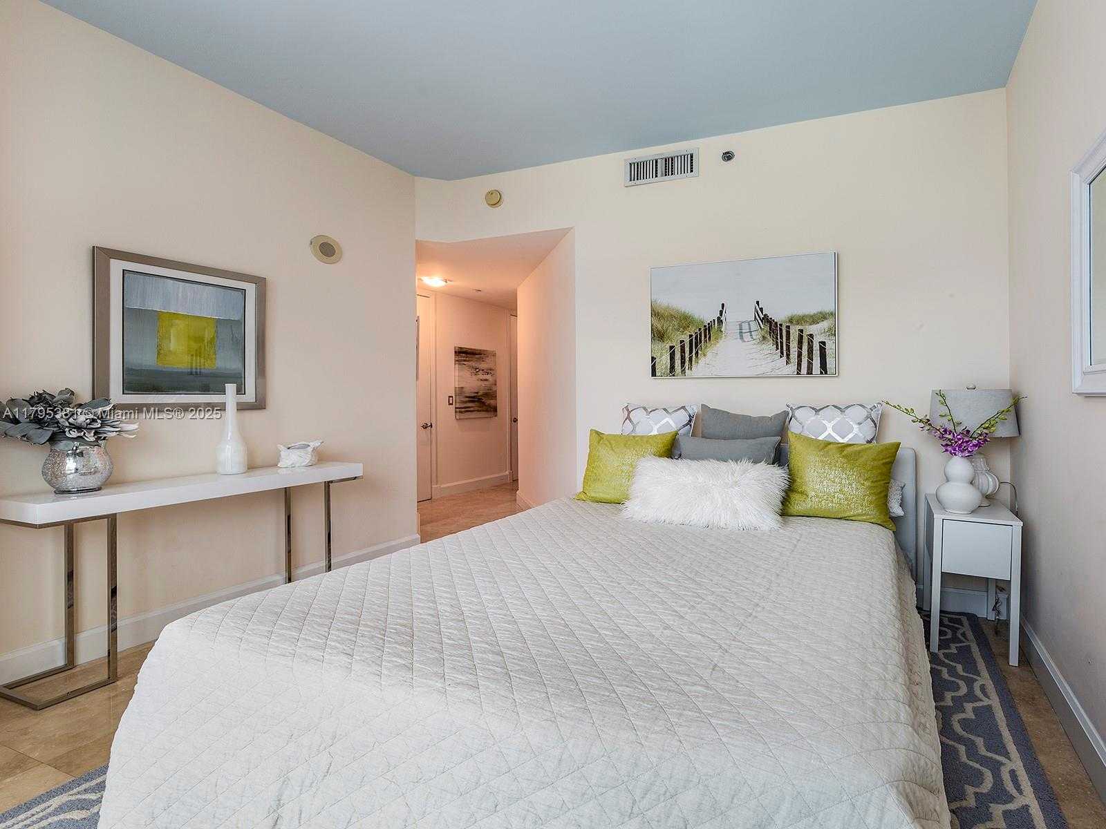 Small Image of 100 SOUTH POINTE DR #2601, Miami Beach Number 17