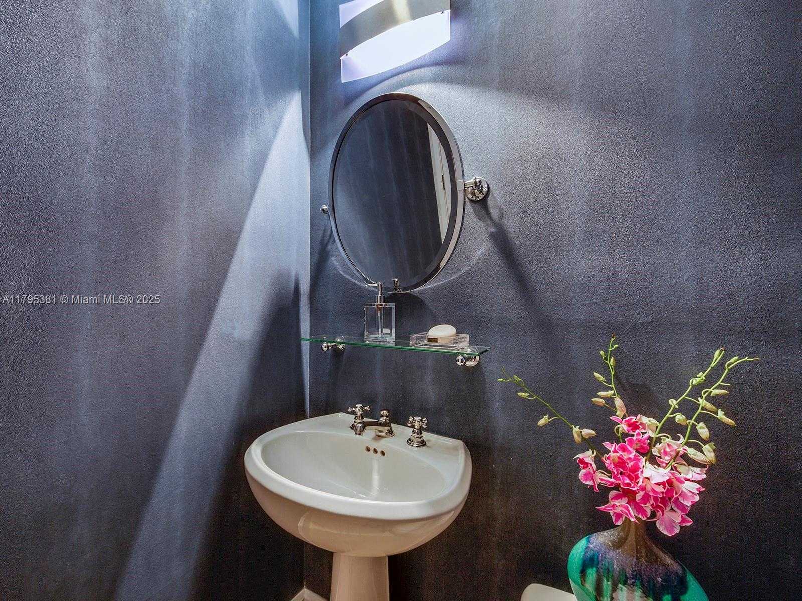 Small Image of 100 SOUTH POINTE DR #2601, Miami Beach Number 19