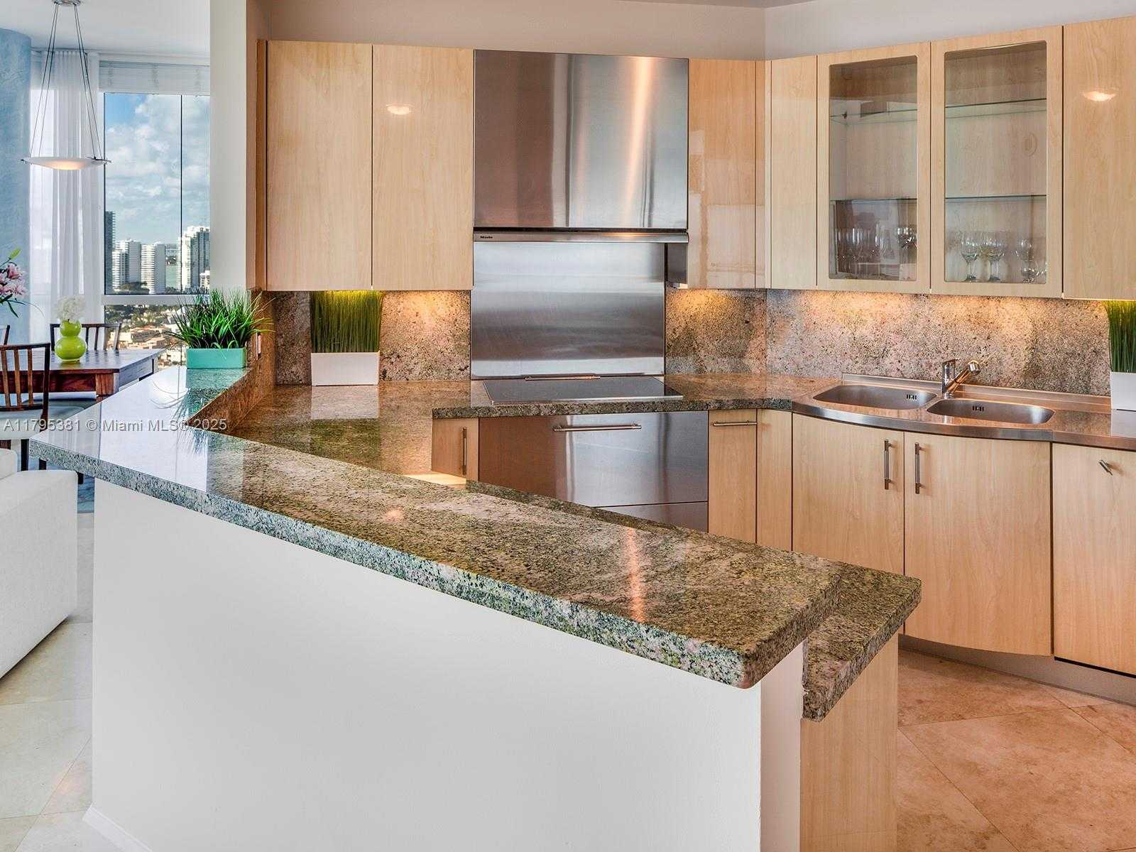 Small Image of 100 SOUTH POINTE DR #2601, Miami Beach Number 3