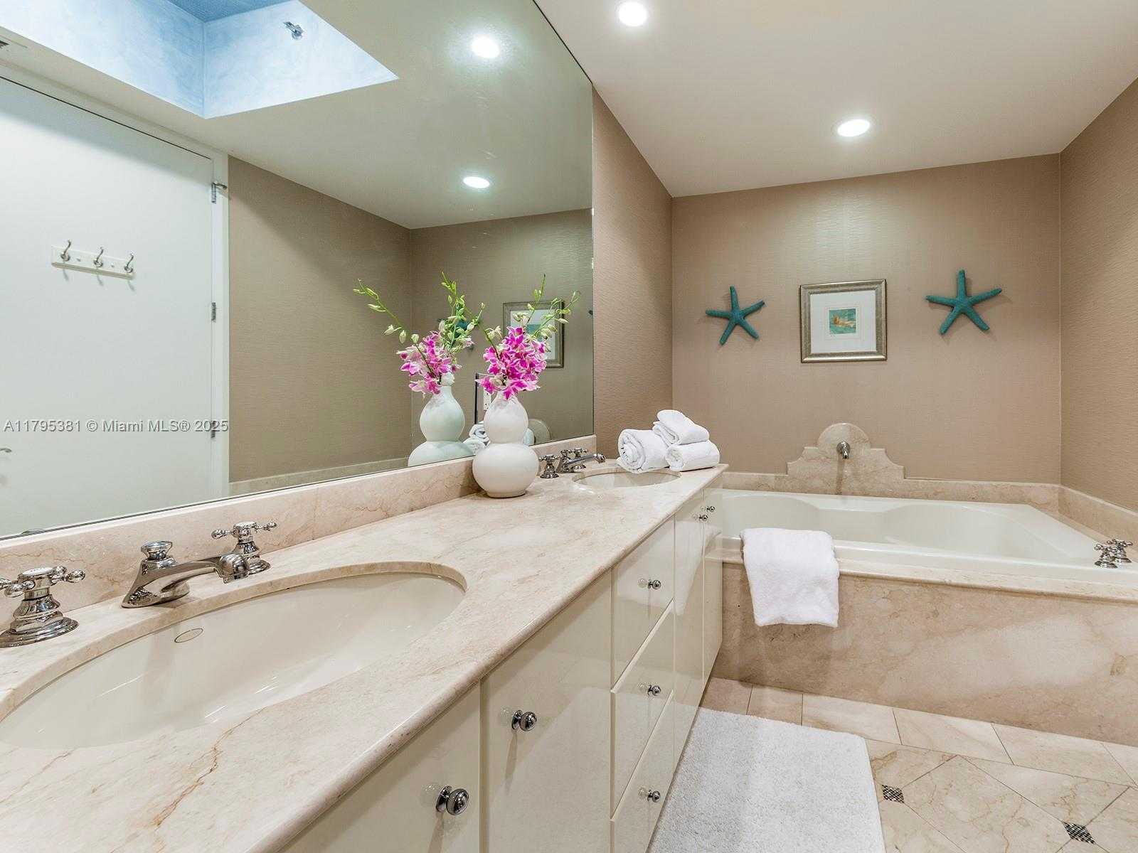 Small Image of 100 SOUTH POINTE DR #2601, Miami Beach Number 5