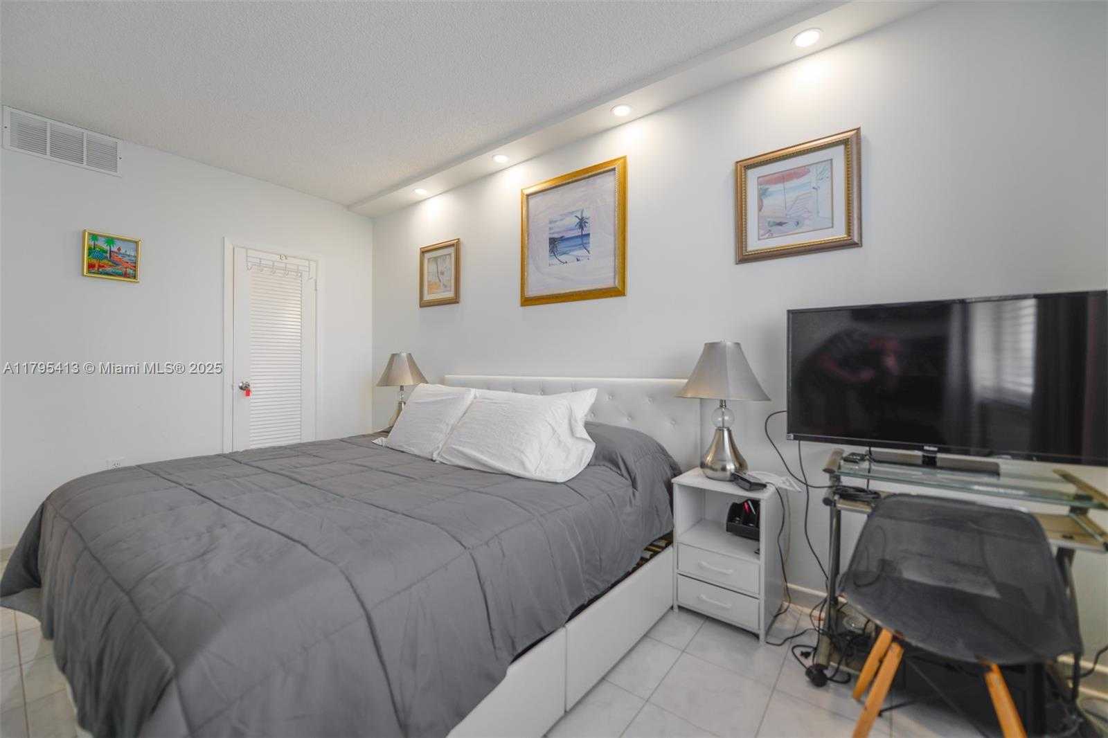 Small Image of 1985 SOUTH OCEAN DR #11M, Hallandale Beach Number 15