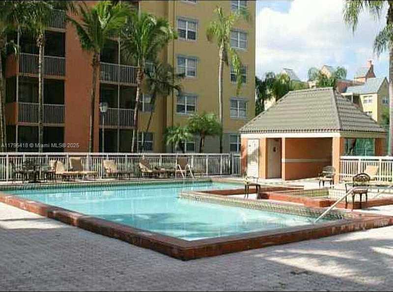 Small Image of 8343 LAKE DR #101, Doral Number 10