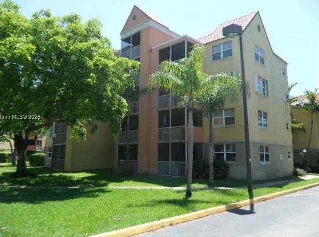 Small Image of 8343 LAKE DR #101, Doral Number 2