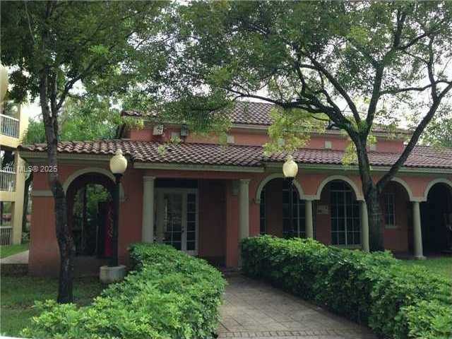 Small Image of 8343 LAKE DR #101, Doral Number 3