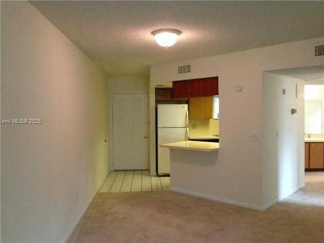 Small Image of 8343 LAKE DR #101, Doral Number 4