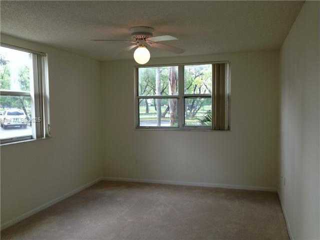 Small Image of 8343 LAKE DR #101, Doral Number 6