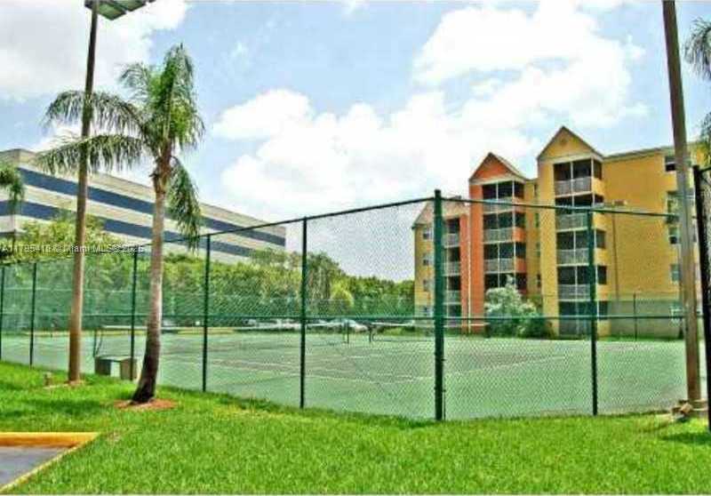 Small Image of 8343 LAKE DR #101, Doral Number 9