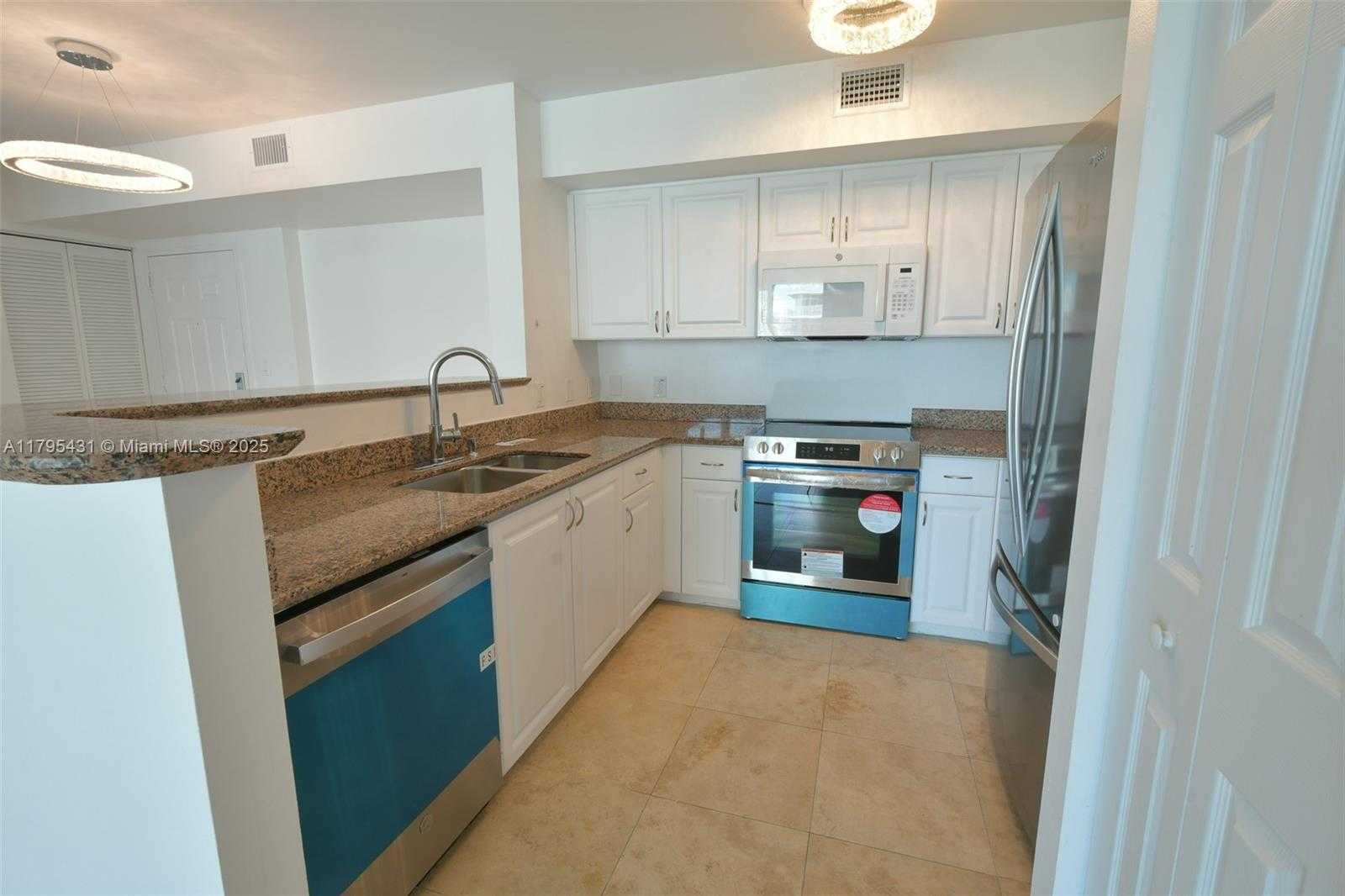 Small Image of 1155 BRICKELL BAY DR #2808, Miami Number 4