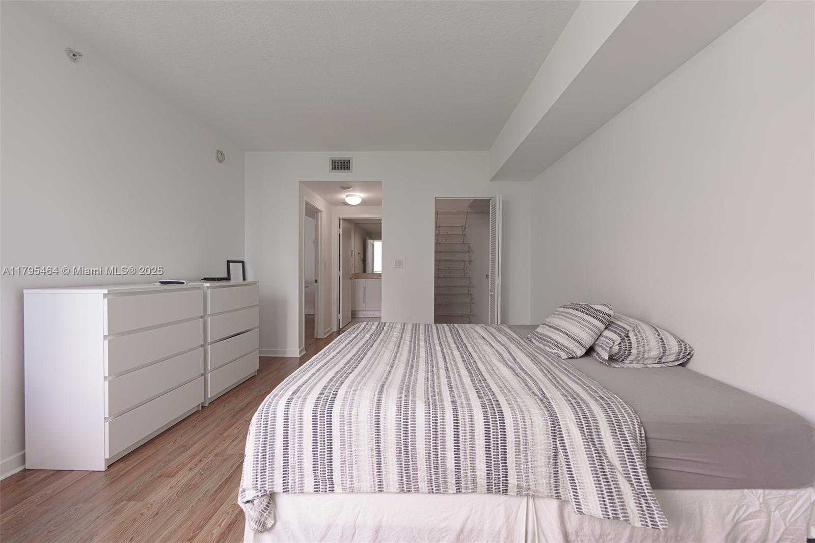 Small Image of 325 SOUTH BISCAYNE BLVD #821, Miami Number 13